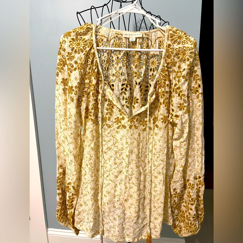 ✨💛BEAUTIFUL EMBROIDERED TOP-NWOT SIZE M💛✨